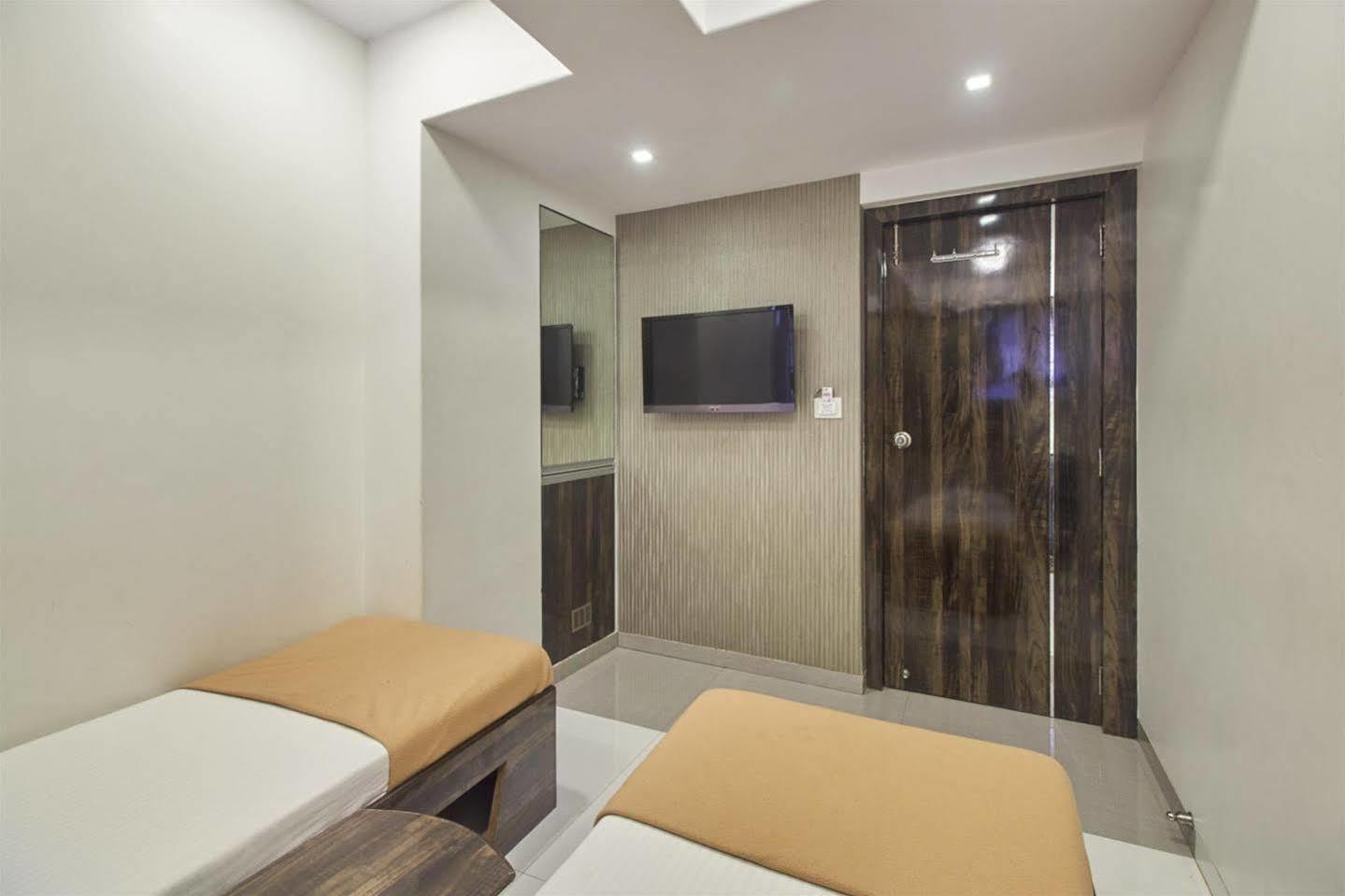 Oyo 28893 Hotel Gulf Bombay Extérieur photo