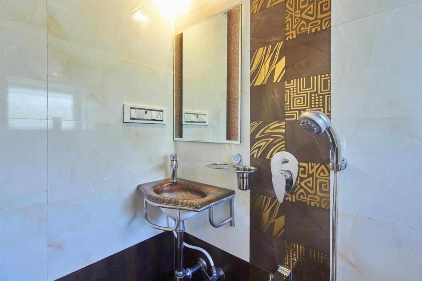 Oyo 28893 Hotel Gulf Bombay Extérieur photo